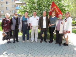 Жители округа № 4 вместе с депутатом встречают Великую Победу с георгиевскими ленточками и тюльпанами