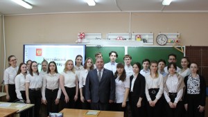 Депутат округа № 4 поговорил с учениками школы № 9 о местном самоуправлении