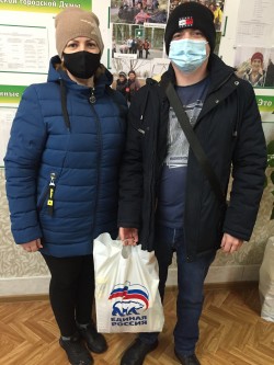 Продуктовые наборы от депутата.
