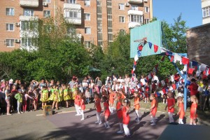 По инициативе депутата А.В.Бородина для детей в округе 16 прошел праздник «Пусть всегда будет солнце!»