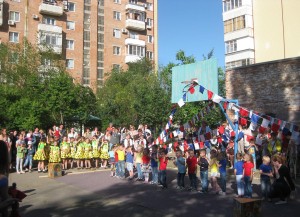 По инициативе депутата А.В.Бородина для детей в округе 16 прошел праздник «Пусть всегда будет солнце!»