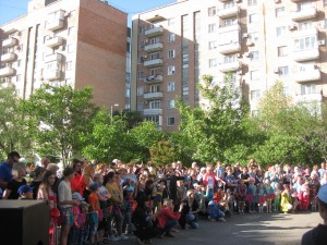 По инициативе депутата А.В.Бородина для детей в округе 16 прошел праздник «Пусть всегда будет солнце!»