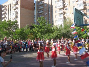 По инициативе депутата А.В.Бородина для детей в округе 16 прошел праздник «Пусть всегда будет солнце!»