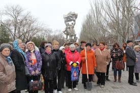 Сотни тюльпанов украсят аллеи парка Победы