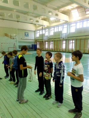 Досуг для младших школьников - игра во флорбол!