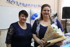 Работники почты принимают поздравления с профессиональным праздником