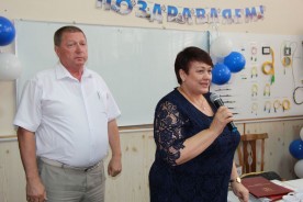 Работники почты принимают поздравления с профессиональным праздником