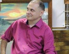 Заместитель председателя Волгодонской Думы Игорь Батлуков поздравил Александра Дорофеева с открытием персональной выставки