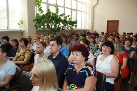 Работники почты принимают поздравления с профессиональным праздником