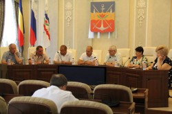 Депутаты порадовались результатами деятельности Молодежного парламента, но обеспокоены судьбами детей сирот