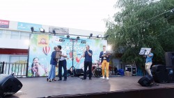 Заместитель председателя Волгодонской городской Думы поблагодарил сотрудников пиццерии «Камин» за добросовестный труд