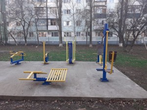 В микрорайоне №4 восстановили спортивную тренажерную площадку