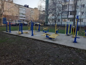 В микрорайоне №4 восстановили спортивную тренажерную площадку