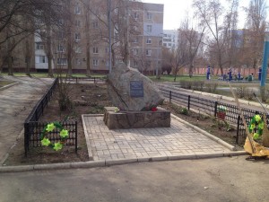 В микрорайоне «Звёздный», избирательного округа №15, члены Совета ветеранов провели  апрельский субботник на памятном знаке «Защитникам Отечества всех поколений»