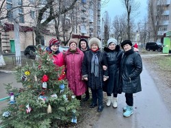 В 8 избирательном округе рукодельницы и активисты украсили елочки для создания праздничного настроения жителям микрорайона