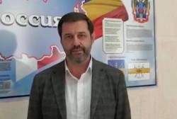 Депутат Вогодонской городской Думы по избирательному округу №7 Алексей Брежнев поздравил юных жителей микрорайона с окончанием учебы и с Днем защиты детей.