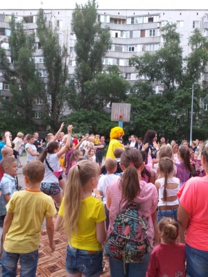 "Здравствуй, лето!" праздник в 15 микрорайоне