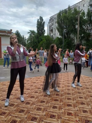 "Здравствуй, лето!" праздник в 15 микрорайоне