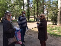 Депутаты раздали маски жителям округов
