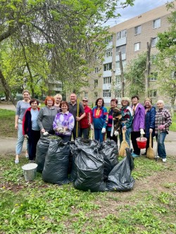 В восьмом округе прошел первый весенний субботник
