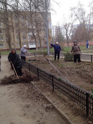 В микрорайоне «Звёздный», избирательного округа №15, члены Совета ветеранов провели  апрельский субботник на памятном знаке «Защитникам Отечества всех поколений»