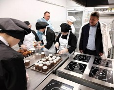 Из Волгодонска, с любовью: 800 пасхальных куличей испекли студенты – кулинары для защитников Родины 