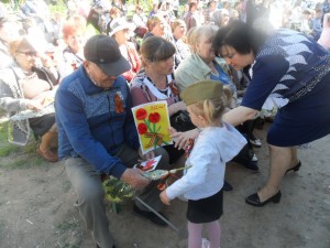 Нам не забыть Победный май...