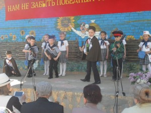 Нам не забыть Победный май...