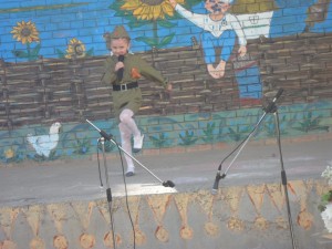 Нам не забыть Победный май...