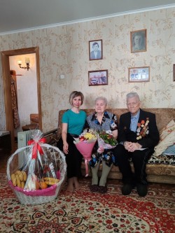 Семья ветеранов восьмого округа принимает поздравления