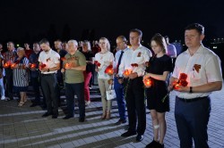 Вечером 22 июня у Кургана славы молодежь Волгодонска провела акцию памяти