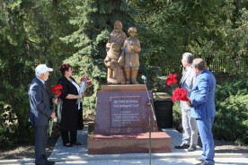 В Волгодонске открыли памятник детям войны