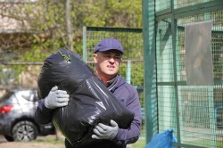 Депутаты вместе с жителями провели субботники в избирательных округах