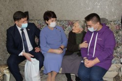 Сергей Ладанов поздравил ветеранов с наступающим Новым годом
