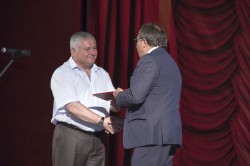 Петр Горчанюк поздравил сотрудников учреждений здравоохранения с днем медицинского работника