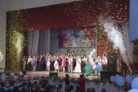 Выпускники Волгодонска поклялись следовать идеалам добра и приняли участие в  танцевальном флеш-мобе