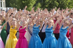 Выпускники Волгодонска поклялись следовать идеалам добра и приняли участие в  танцевальном флеш-мобе