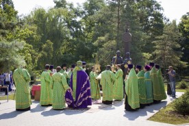 В Волгодонске появилась новая традиция: праздновать День семьи, любви и верности у памятника русским святым - покровителям супружества