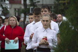 Время не лечит. Спустя 16 лет после теракта в Волгодонске сотни людей продолжают приходить к месту трагедии