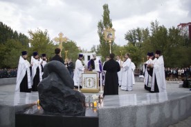 Время не лечит. Спустя 16 лет после теракта в Волгодонске сотни людей продолжают приходить к месту трагедии