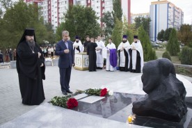 Время не лечит. Спустя 16 лет после теракта в Волгодонске сотни людей продолжают приходить к месту трагедии