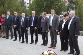 Время не лечит. Спустя 16 лет после теракта в Волгодонске сотни людей продолжают приходить к месту трагедии