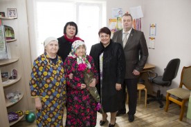 Людмила Ткаченко поздравила с днем рождения старейшую жительницу Волгодонска
