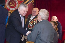 Блокадников Ленинграда и участников Сталинградской битвы наградили памятными медалями и подарками