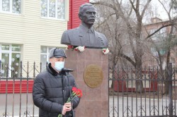 Зампред Думы Игорь Батлуков возложил цветы к памятнику Героя России Михаила Ревенко