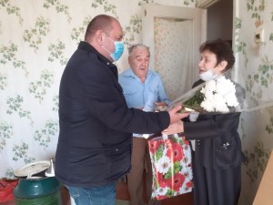 В Волгодонске депутат Георгий Ковалевский поздравил заслуженных жителей округа № 4 с Днем пожилого человека