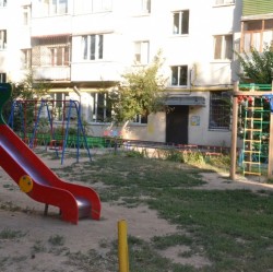 В округе № 3 отремонтируют пешеходную дорожку и установят новые детские горки