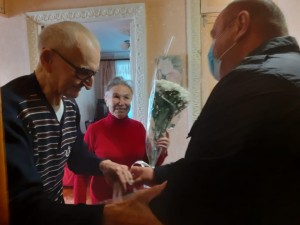 В Волгодонске депутат Георгий Ковалевский поздравил заслуженных жителей округа № 4 с Днем пожилого человека