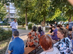 Депутат округа № 4 Думы Волгодонска Георгий Ковалевский провел встречу с жителями двора «Комфортная среда»
