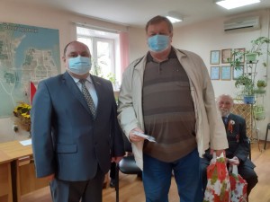 Георгий Ковалевский, депутат округа № 4, вручил чернобыльцам юбилейные медали